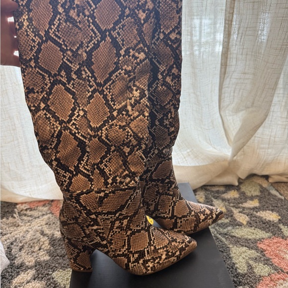 NWT Lulu’s Tan Snakeskin Knee-High Boots Size 7 - Picture 3 of 4